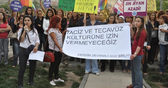 Kadınlar ve güç birliğinden taciz, şiddet ve tecavüz protestosu