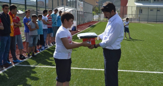 Hozat Belediyesinden Futbol Okuluna Yardım