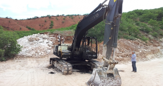 Tunceli’de bir ekskavatör yakıldı