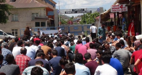 Tunceli Emniyet Binası Önünde Gözaltıları Protesto Eylemi