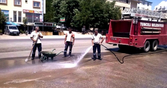 Kent genelinde temizlik çalışmaları sürüyor