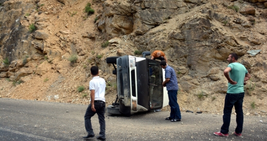 Tunceli'de minibüs devrildi: 4 yaralı