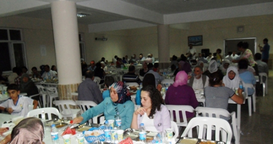 Cem evinden vatandaşlara iftar yemeği