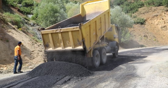 Mutu Doğanpınar ve Salkımözü yolunda asfalt çalışması