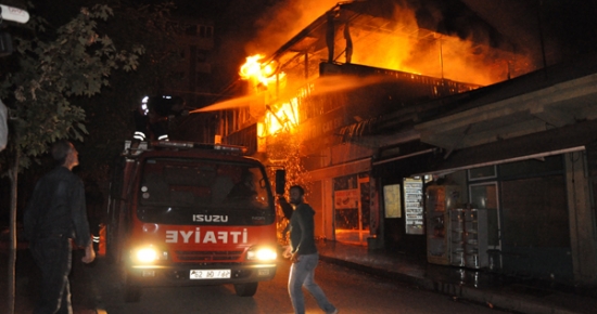 Tunceli'de 2 birane ateşe verildi