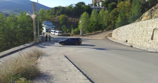 Kavşak aynası olmayan yol, kazalara yol açıyor!