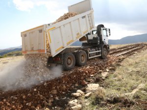 Tuncelili Kumru teyze için mezraya yol yapıldı