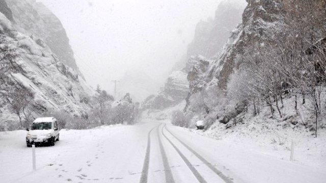 Dersim’de kar yağışı vatandaşları sevindirdi