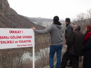 Yolu baraj suyu altında kalan mezraya ulaşım sağlanamıyor