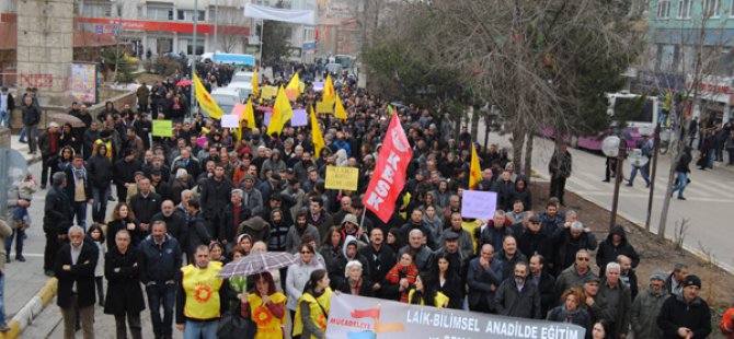 Eğitimciler,'laik, bilimsel ve anadilde eğitim' için yürüdü