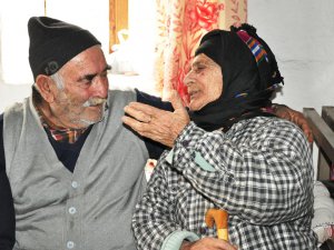 Aynı Yastığa 69 Yıldır Baş Koyuyorlar