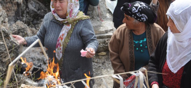 Dersim’de anneler barış için mum yakıp dua etti