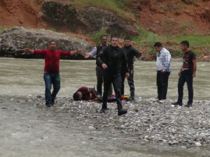 Çaya düşen topun peşinden giden üniversite öğrencisi boğuldu