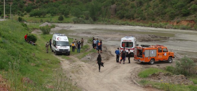 Çaya düşen topun peşinden giden üniversite öğrencisi boğuldu