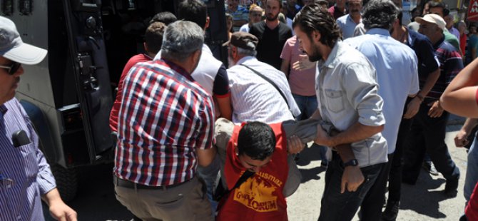 Polis gözaltına aldı; vatandaşlar polisin elinden aldı