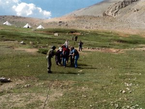 Yaylada rahatsızlanan kadın helikopterle hastaneye kaldırıldı