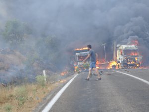 Yol kesen PKK’lılar 3 aracı ateşe verdi