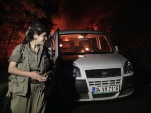 PKK’lı grup yol kesti üç aracı ateşe verdi