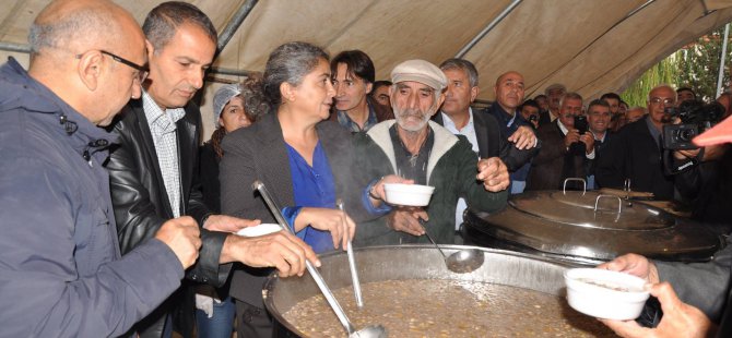 Dersim Belediyesi aşure dağıttı