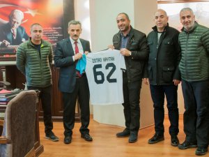 Dersimspor  Vali Kaymak’a forma hediye etti