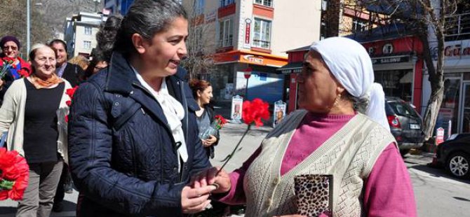 Eşbaşkan Altun, kadınlara karanfil dağıttı