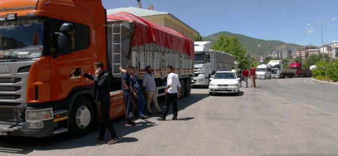 Yol ulaşıma kapandı, sürücüler mağdur oldu