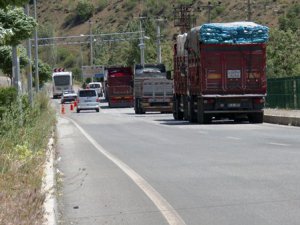 Yol ulaşıma kapandı, sürücüler mağdur oldu