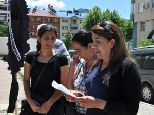 Siyah çelenkli protestoya polis müdahalesi