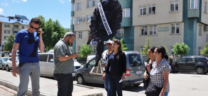 Siyah çelenkli protestoya polis müdahalesi