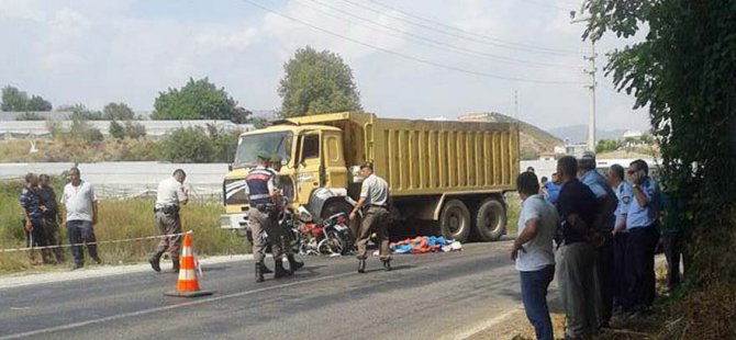 Motosiklet Kamyonetle Çarpıştı: 1 Ölü, 2 Yaralı