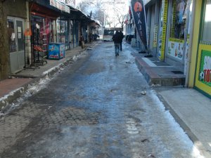 Dersim’de Sokaklar Buz Pistine Döndü