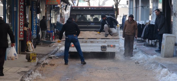 Dersim’de Sokaklar Buz Pistine Döndü