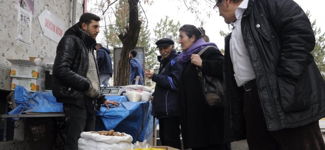 Memur olamadı, seyyar satıcı oldu