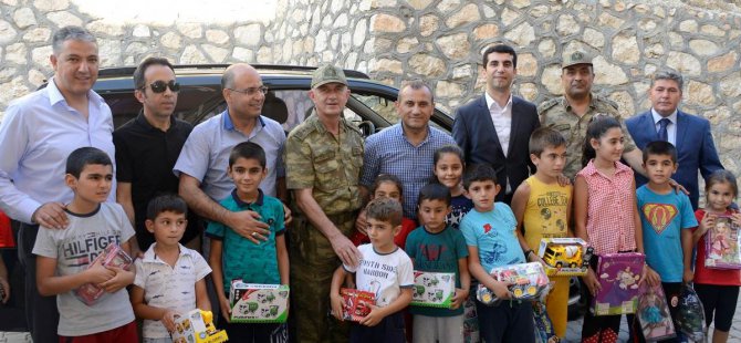 Vali Sonel, üzüm kasası taşıdı, çocuklara hediye verdi