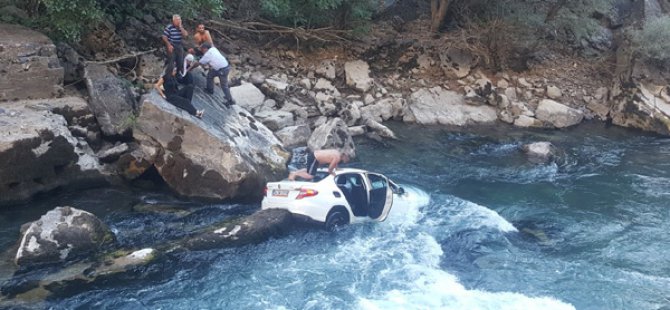 Otomobil Munzur Çayı'na uçtu: 5 yaralı