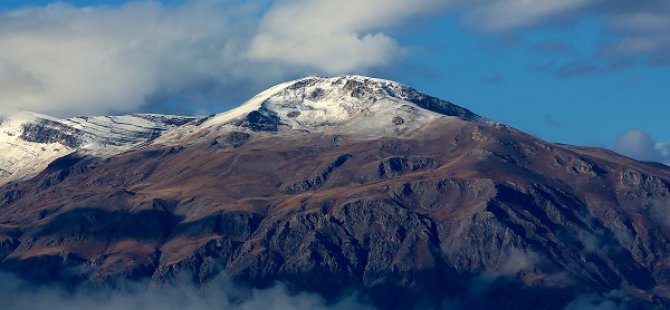 Munzur Dağı'na mevsimin ilk karı yağdı