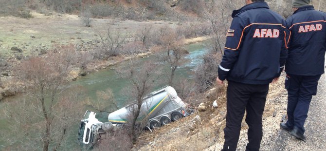 Beton mikseri Pülümür Çayına devrildi: 1 yaralı