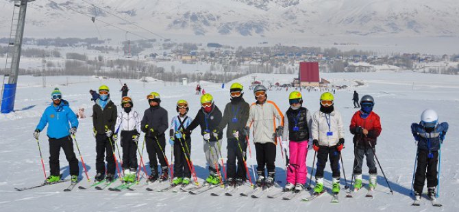 Çocuklar Ovacık Kayak Merkezi ile yeteneklerini keşfetti