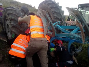 Traktör devrildi, altında kalan sürücü kurtarıldı