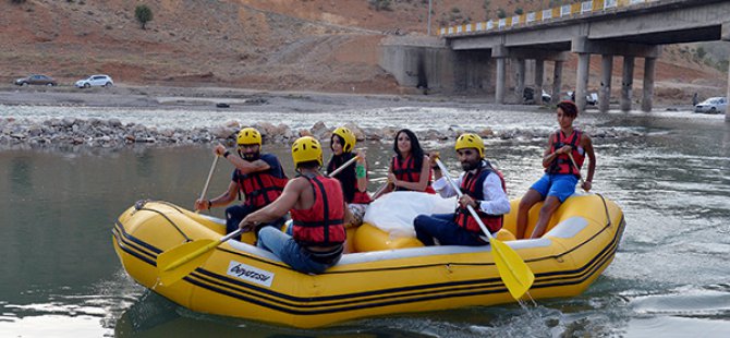 Munzur’da gelinlik ve damatlıkla rafting keyfi