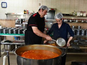 Belediyeden ihtiyaç sahiplerine sıcak yemek