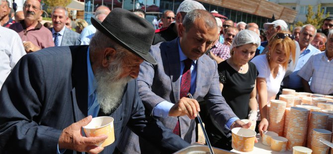 Vali Sonel'den Aşure ikramı