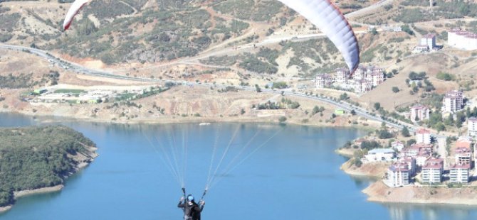 Dersim’de yamaç paraşütü akrobasi şampiyonası