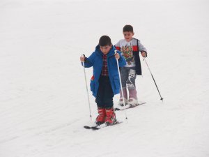 Minik öğrenciler ilk defa kayak heyecanı yaşadı