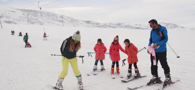 Minik öğrenciler ilk defa kayak heyecanı yaşadı