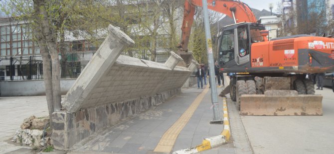 Başkan Maçoğlu, belediye önündeki duvarları yıktırdı