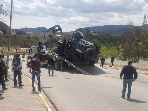 Zırhlı askeri araç ile otomobil çarpıştı