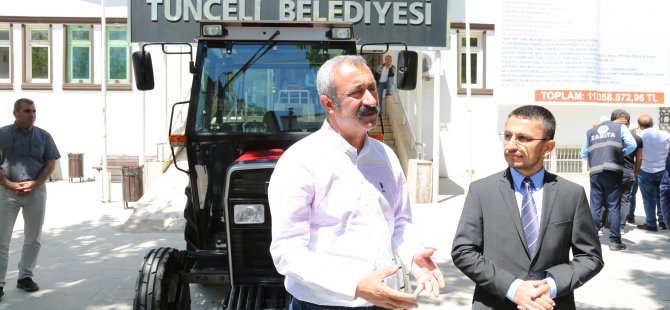 Traktör üreticisinden belediyeye traktör bağışı