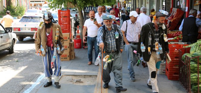 Çevre kirliliğine dikkat çekmek için atıklarla dolaştılar