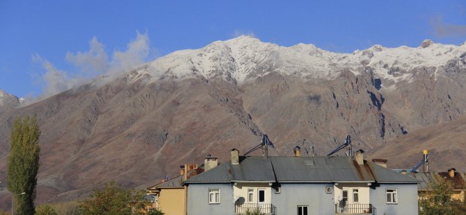 Munzur Dağları'na mevsimin ilk karı düştü